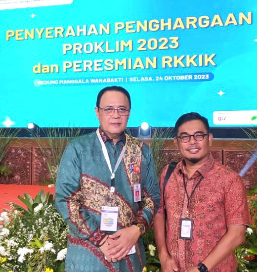 Kepala Dinas Lingkungan Hidup Dr. H. Varial Adhi Putra, ST. MM saat menghadiri penerimaan penghargaan dari KLHK RI, Selasa (24/10), di Jakarta.