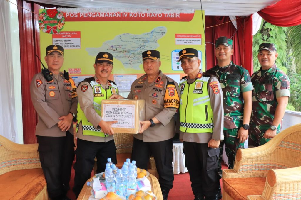 Wakapolda Jambi menyerahkan bingkisan kepada anggota yang berjaga di pos pengamanan
