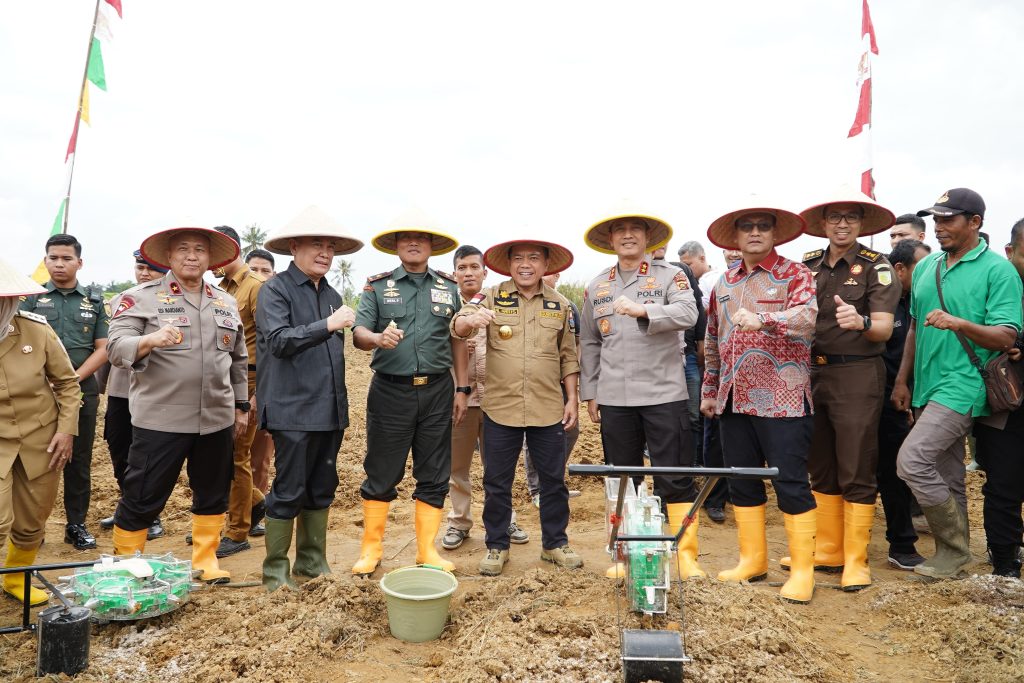 Gubernur Al Haris bersama unsur Forkopimda melakukan penanaman jagung serentak. (dok.KominfoJambi/Erict Sutriedi)