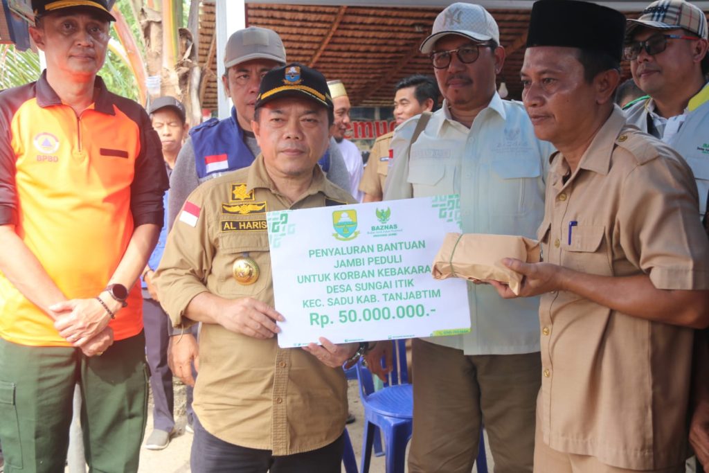 Gubernur Jambi Dr. H. Al Haris, S.Sos., MH menyerahkan bantuan sosial kepada para korban kebakaran rumah yang terjadi di lorong Kamboja RT.02 Dusun Beringin, Desa Sungai Itik, Kecamatan Sadu Kabupaten Tanjung Jabung Timur. (dok.KominfoJambi)