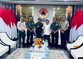 Gubernur Jambi Dr. H. Al Haris bersama Danrem 042 Gapu Brigjen TNI Heri Purwanto menemui Kepala BNPB Pusat Letjen TNI Suharyanto, di BNPB Pusat, Jakarta, Senin (23/06/2025). (Foto: dok.DiskominfoJambi)
