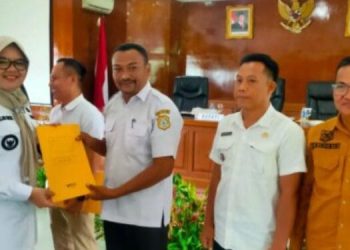 Bupati Tanjab Timur Serahkan SPPT dan PBB Sektor Pedesaan dan Perkotaan Tahun 2025