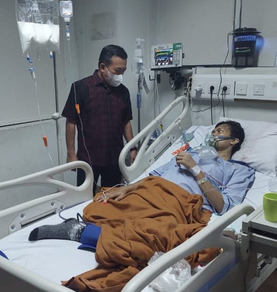 Gubernur Al Haris Besuk Oki Yusmika Atlet Taekwondo Penderita Kanker Tulang di RS Fatmawati Jakarta Selatan