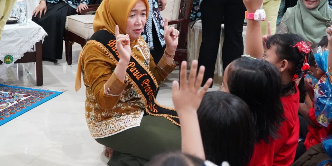 Hj. Hesti Haris dan IAD Wilayah Jambi Tanda Tangani Kerja Sama Program PARENTING CLASS