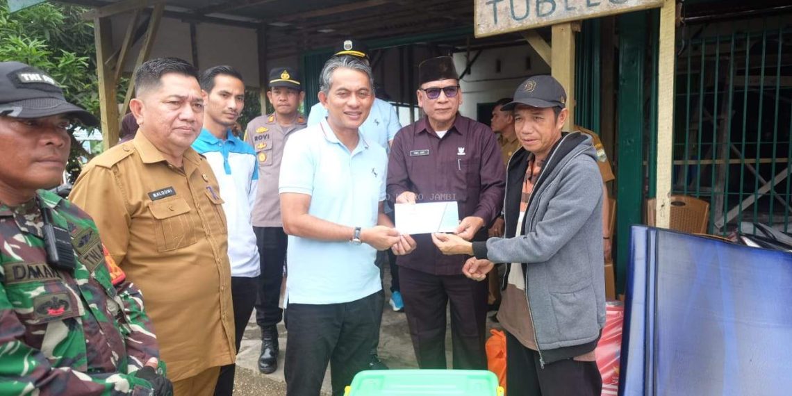 Wakil Bupati Junaidi Mahir Serahkan Bantuan Sosial Kepada Korban Bencana Rumah Kebakaran 