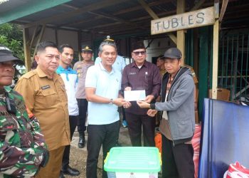 Wakil Bupati Junaidi Mahir Serahkan Bantuan Sosial Kepada Korban Bencana Rumah Kebakaran 