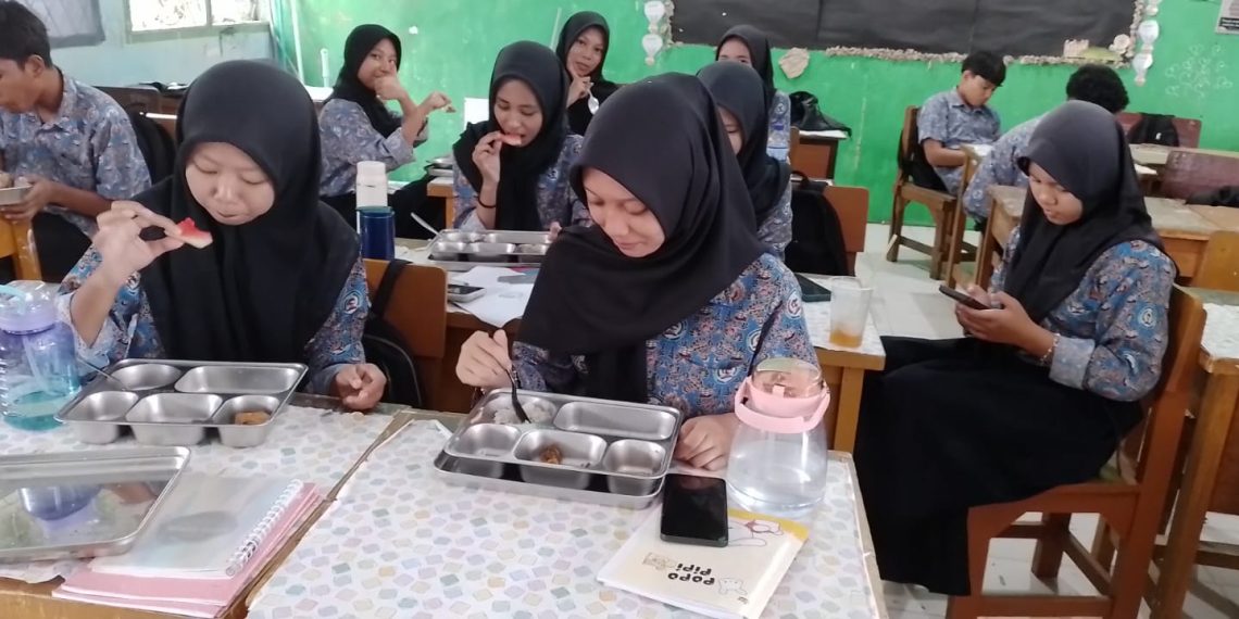 SMKN 1 Kota Jambi Nikmati Program Makan Bergizi Gratis, Siswa Merasa Terbantu