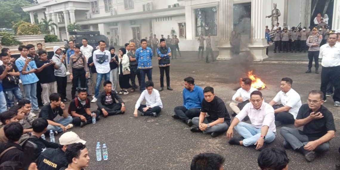 Ketua DPRD Provinsi Jambi Terima Masa Aksi Serap Aspirasi Melalui Dialog