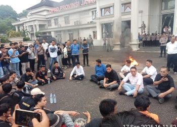 Ketua DPRD Provinsi Jambi Terima Masa Aksi Serap Aspirasi Melalui Dialog 