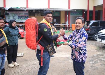 Dilepas Rektor UM Jambi, Mapala Tapak Rimba Sukses Kibarkan Bendera di Puncak Kerinci