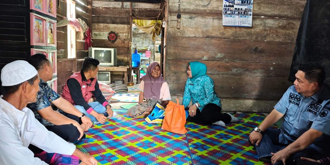 Ketua TP PKK Muaro Jambi Ririn Novianty Kembali Serahkan Bantuan Sembako Kepada Keluarga Miskin Ekstrem