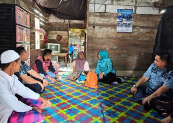 Ketua TP PKK Muaro Jambi Ririn Novianty Kembali Serahkan Bantuan Sembako Kepada Keluarga Miskin Ekstrem