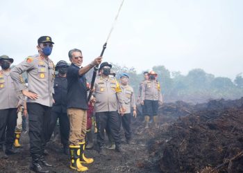 Wabup Junaidi Mahir mendampingi Kapolda Jambi Irjen Pol. Krisno Dalam Peninjauan Lokasi Karhutla di Desa Gambut Jaya