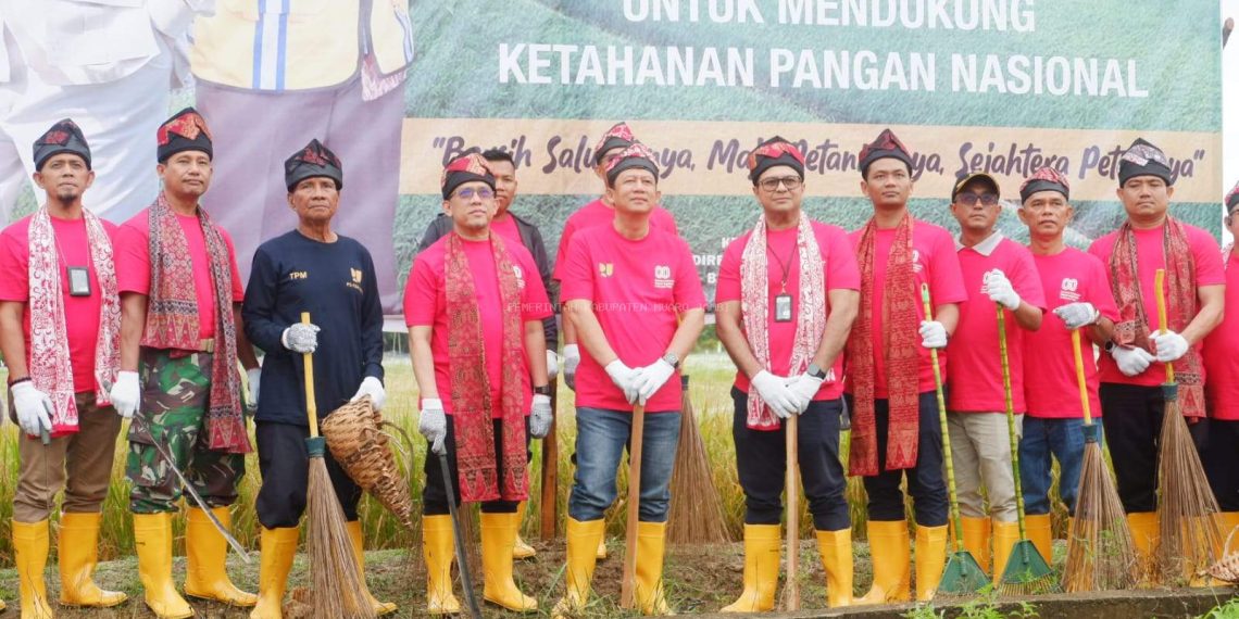 Bupati Muaro Jambi BBS Membuka Kegiatan Gerakan Irigasi Bersih dan Daerah Irigasi Rawa di Desa Sungai Duren