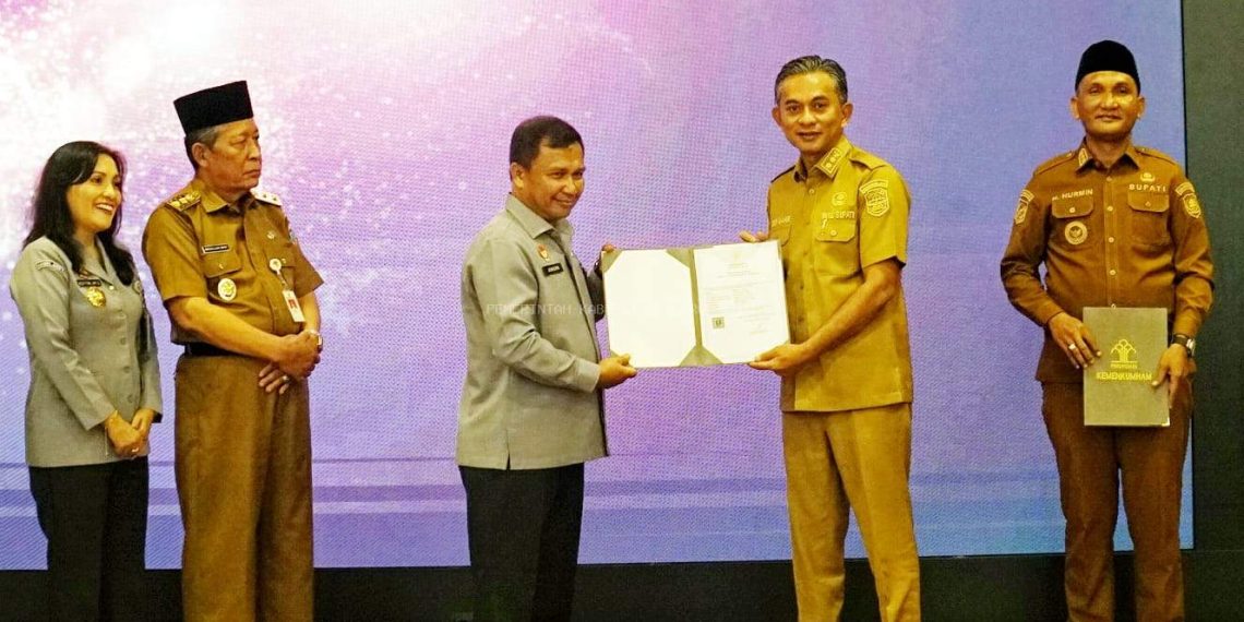 Wabup Muaro Jambi, Junaidi Mahir Menerima Sertifikat Kekayaan Intelektual Komunal atas Pencatatan Ciptaan Seni Ekspresi Budaya Tradisional
