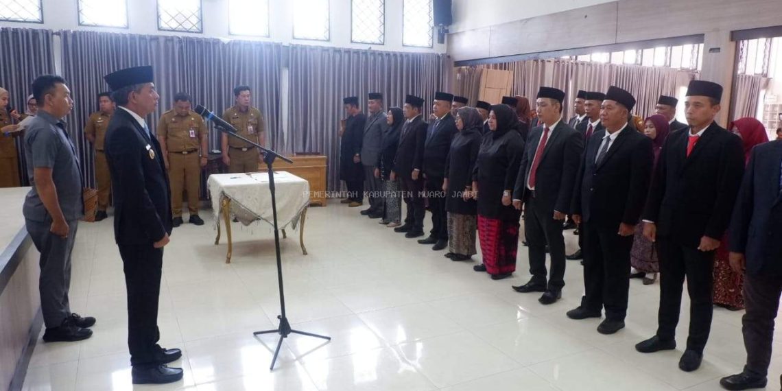 Wakil Bupati Muaro Jambi Junaidi H. Mahir Melantik dan Mengambil Sumpah Jabatan 28 Pejabat Fungsional di Lingkungan Pemkab Muaro Jambi
