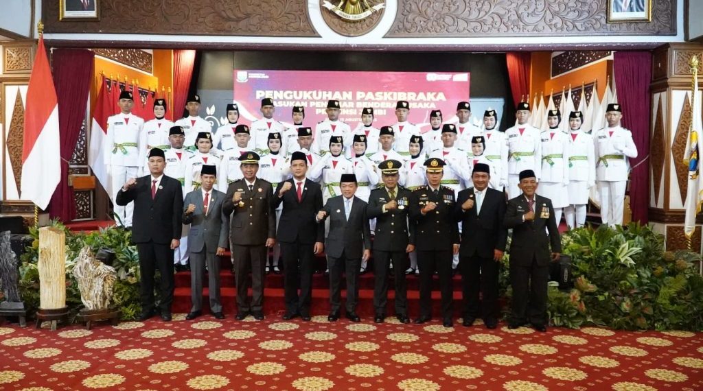 Al Haris Kukuhkan 54 Anggota Paskibraka Provinsi Jambi 2025