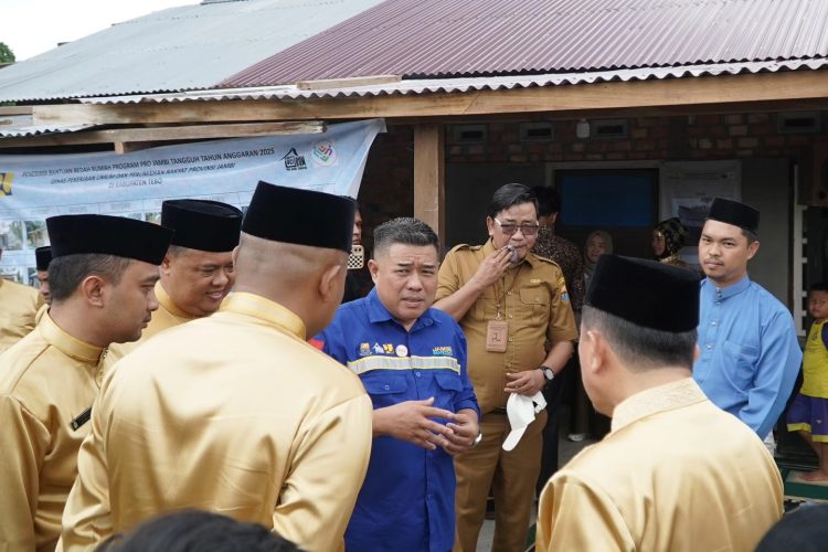 Kadis PUPR Provinsi Jambi Dampingi Gubernur Serahkan Bantuan Bedah Rumah di Kabupaten Tebo