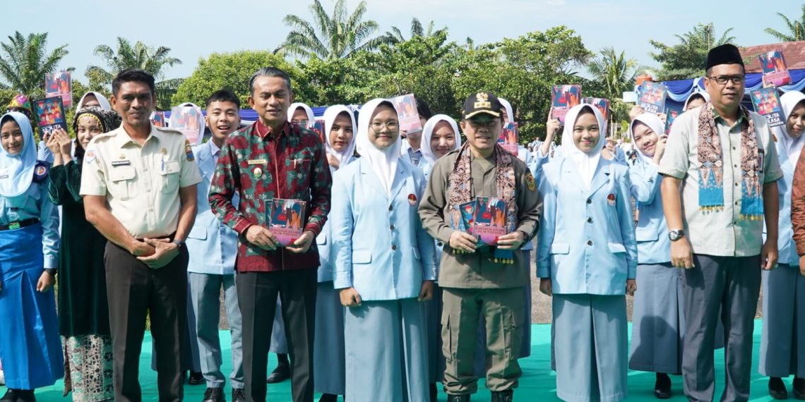 Gubernur Al Haris Kukuhkan 278 Siswa Baru Angkatan XXXII SMAN Titian Teras H. Abdurrahman Sayoeti 