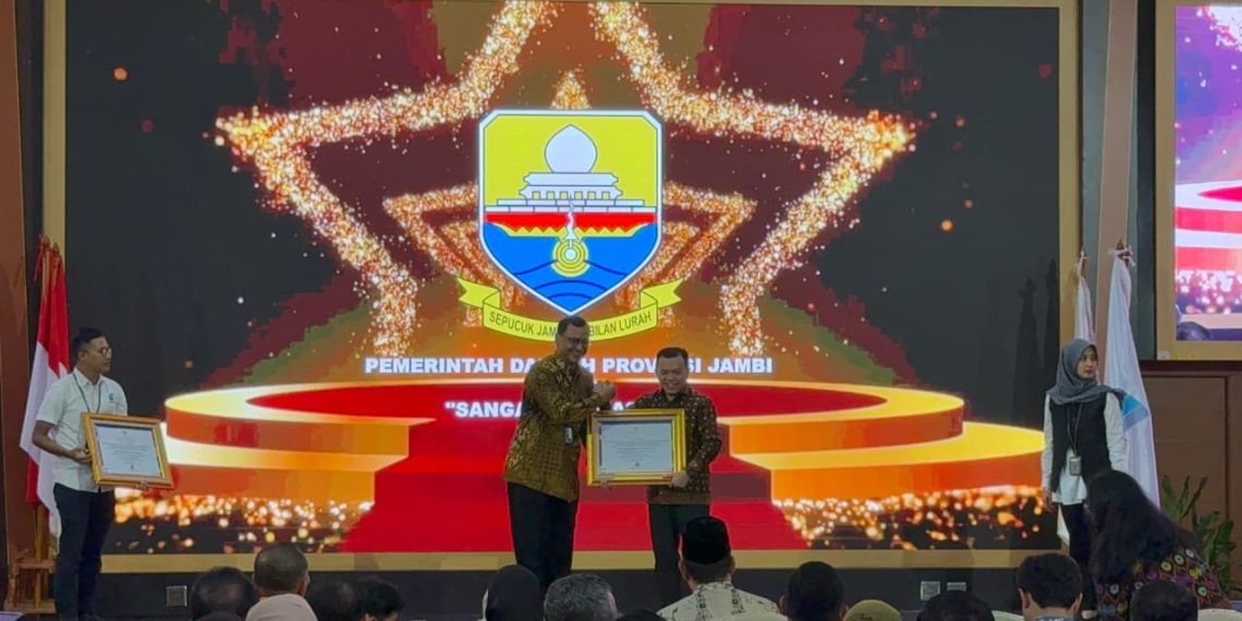 Gubernur Al Haris Raih Penghargaan Akreditasi Kearsipan Tingkat Nasional, Dengan Kategori “Sangat Memuaskan”