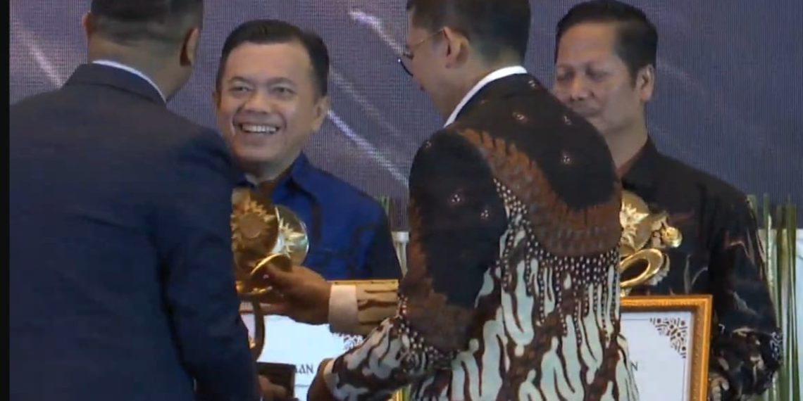 Gubernur Al Haris Terima Penghargaan “Pemerintah Daerah Terbaik” dari Kementerian Kebudayaan