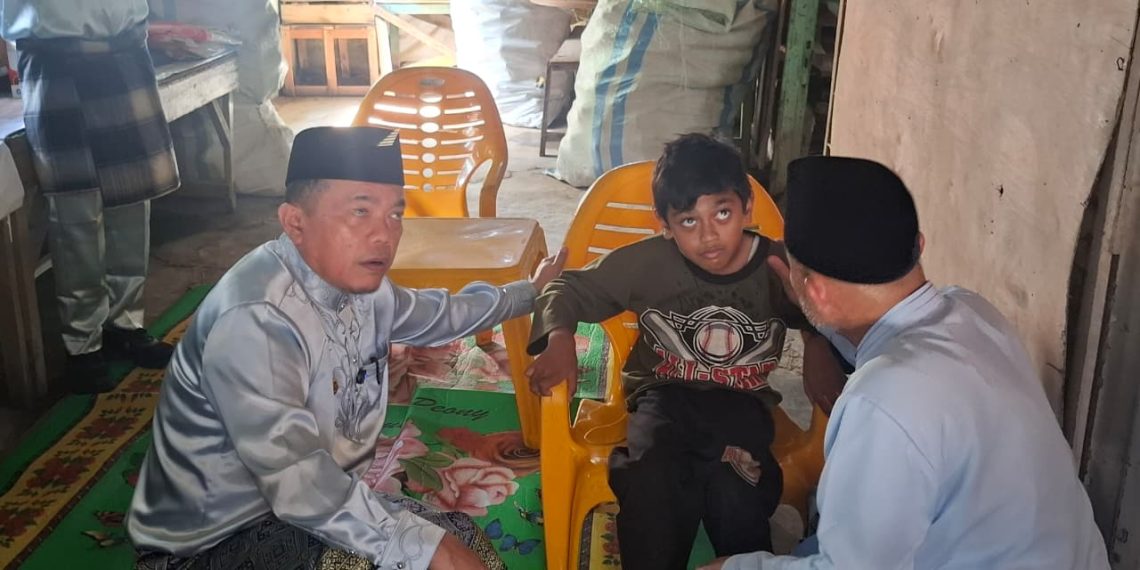Tersentuh Lihat Kondisi Misba, Gubernur Al Haris Serahkan Kursi Roda dan Janji Perbaiki Rumah