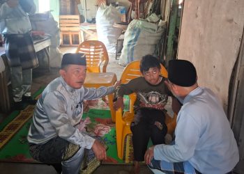Tersentuh Lihat Kondisi Misba, Gubernur Al Haris Serahkan Kursi Roda dan Janji Perbaiki Rumah