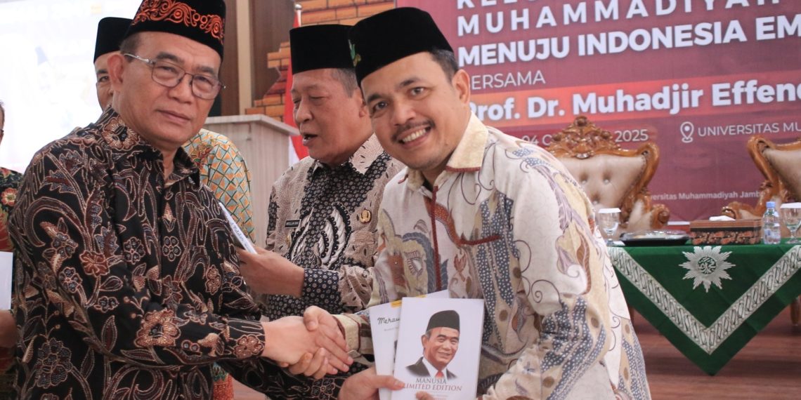 Prof. Muhadjir Effendy Beri Kuliah Umum Serta Serahkan Dua Buku Karyanya ke Rektor UM Jambi