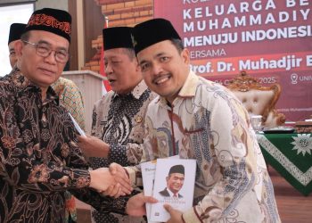 Prof. Muhadjir Effendy Beri Kuliah Umum Serta Serahkan Dua Buku Karyanya ke Rektor UM Jambi