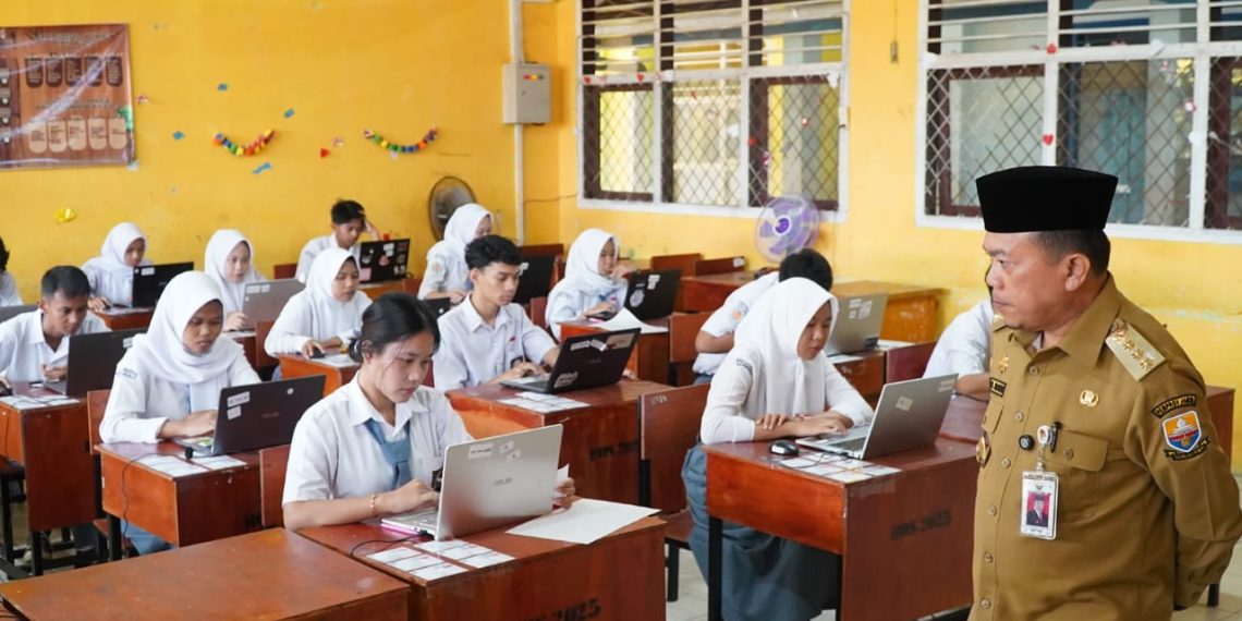 Gubernur Al Haris Tinjau Pelaksanaan TKA di SMAN 8 dan SMKN 1 Kota Jambi Untuk Evaluasi Kualitas Siswa