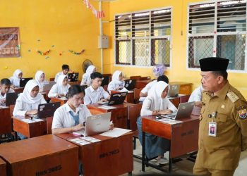 Gubernur Al Haris Tinjau Pelaksanaan TKA di SMAN 8 dan SMKN 1 Kota Jambi Untuk Evaluasi Kualitas Siswa