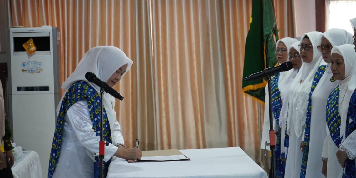 Hj. Hesti Haris Lantik Pengurus Daerah BKMT Kabupaten Bungo