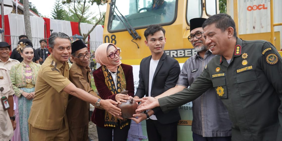 Sekda Sudirman Lepas Ekspor Pinang 36 Ton ke Bangladesh Senilai Rp. 1,3 Miliar 