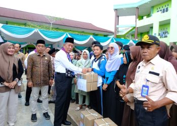 Wagub Sani Salurkan 503 Paket Bantuan Dumisake Pendidikan di Tanjung Jabung Barat