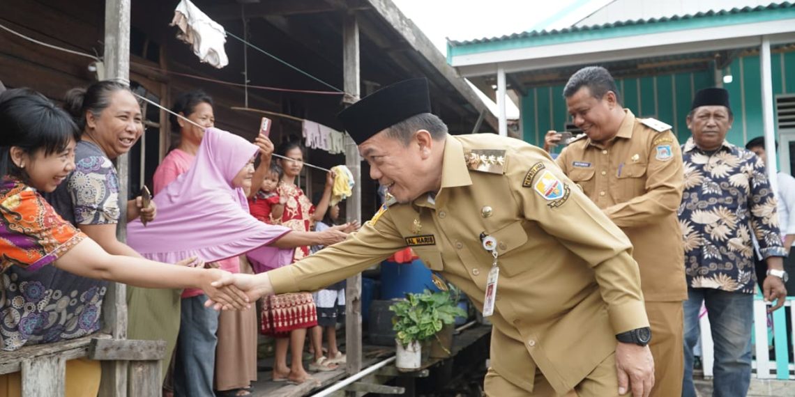 Gubernur Al Haris Salurkan 51 Bantuan Bedah Rumah di Tanjab Barat